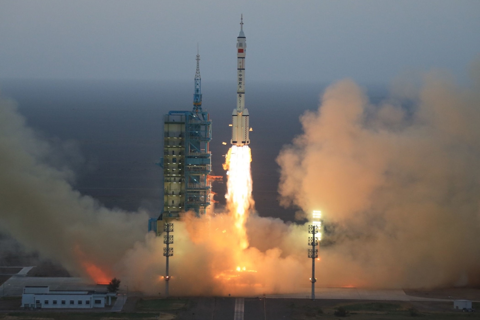 CZ-2F_Shenzhou-11_n2-rsz-1600×1067-z